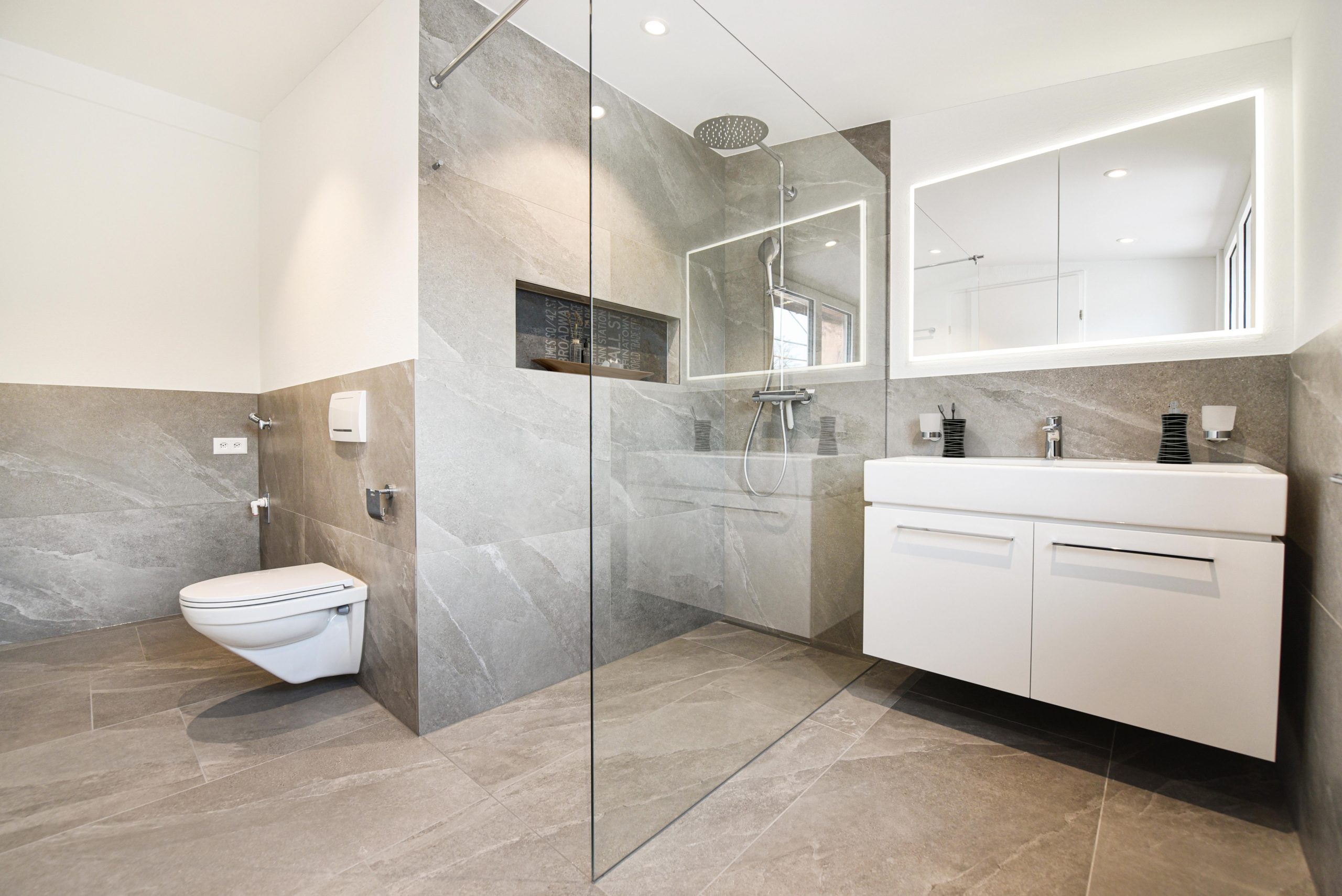 01_Master-Dusche mit edler Verkleidung im Naturstein-Stil_2-20251121-165546