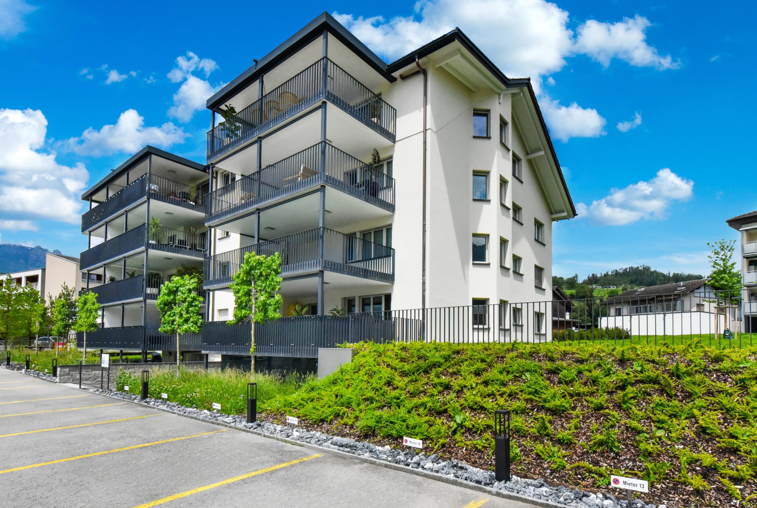 01_Moderne Architektur mit alpinem Panorama-20251121-163815