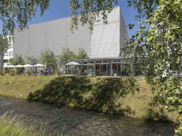 Lagergebäude (Hochregal) im Gewerbegebiet
