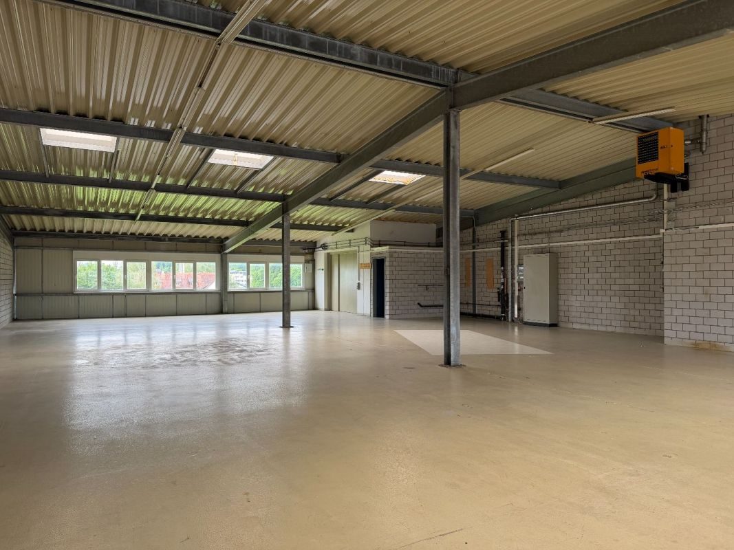 Gewerbehalle mit Warenlift