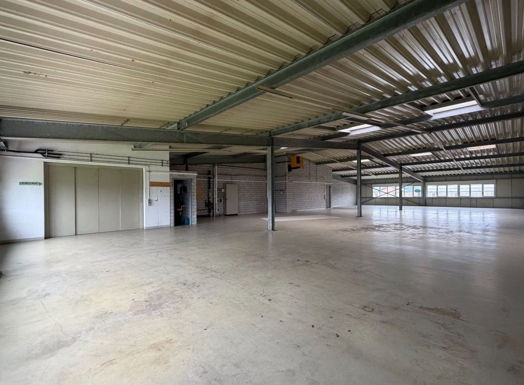 Gewerbehalle mit Warenlift