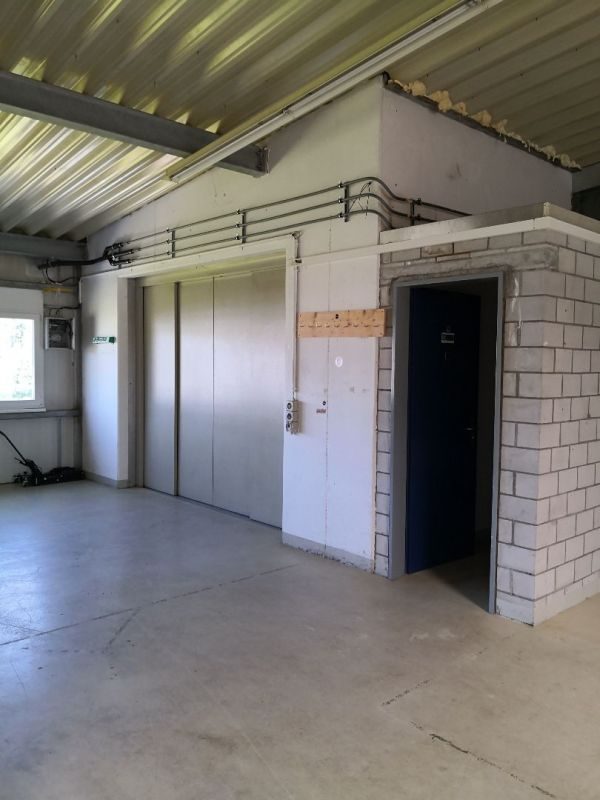 Gewerbehalle mit Warenlift