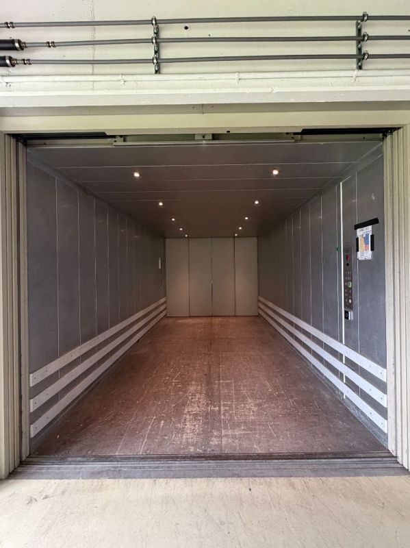 Gewerbehalle mit Warenlift