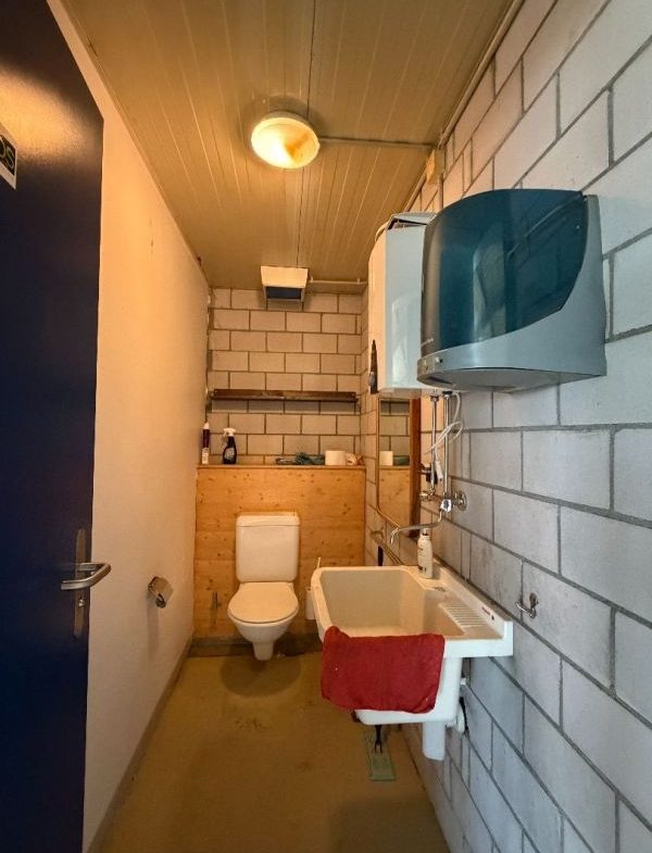Gewerbehalle mit Warenlift