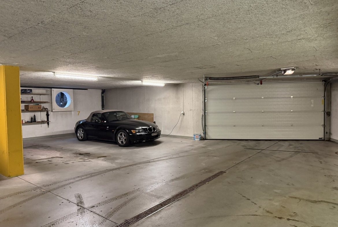 Mehrzweckraum und Garagenparkplatz