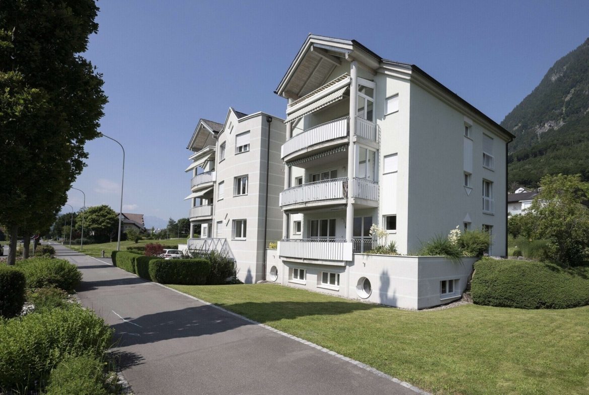 Mehrzweckraum und Garagenparkplatz