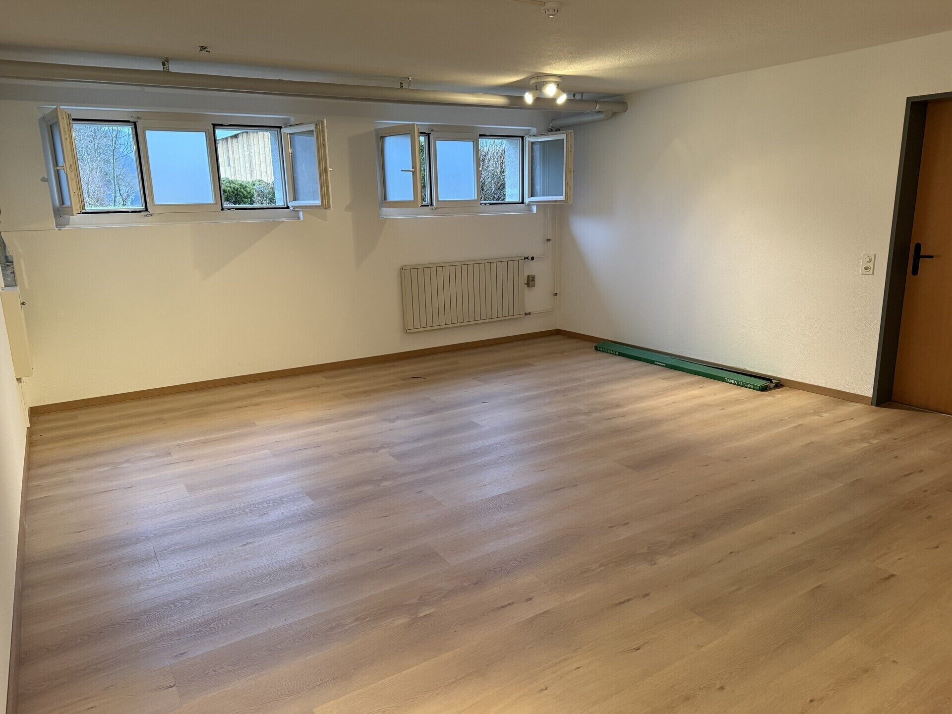 Mehrzweckraum und Garagenparkplatz