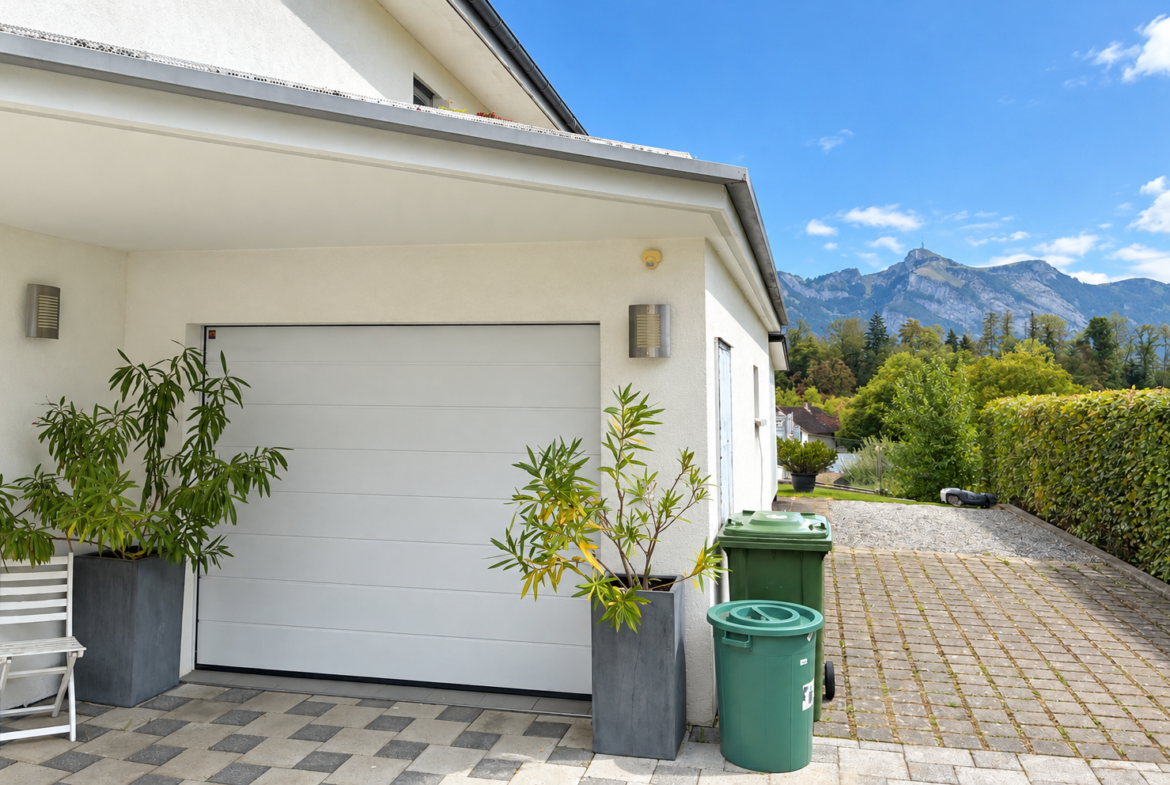 ZU VERMIETEN: Modernes Einfamilienhaus mit Garten und herrlicher Bergsicht in Schellenberg