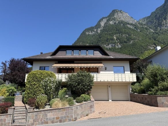 Grosszügiges Einfamilienhaus mit Aussicht