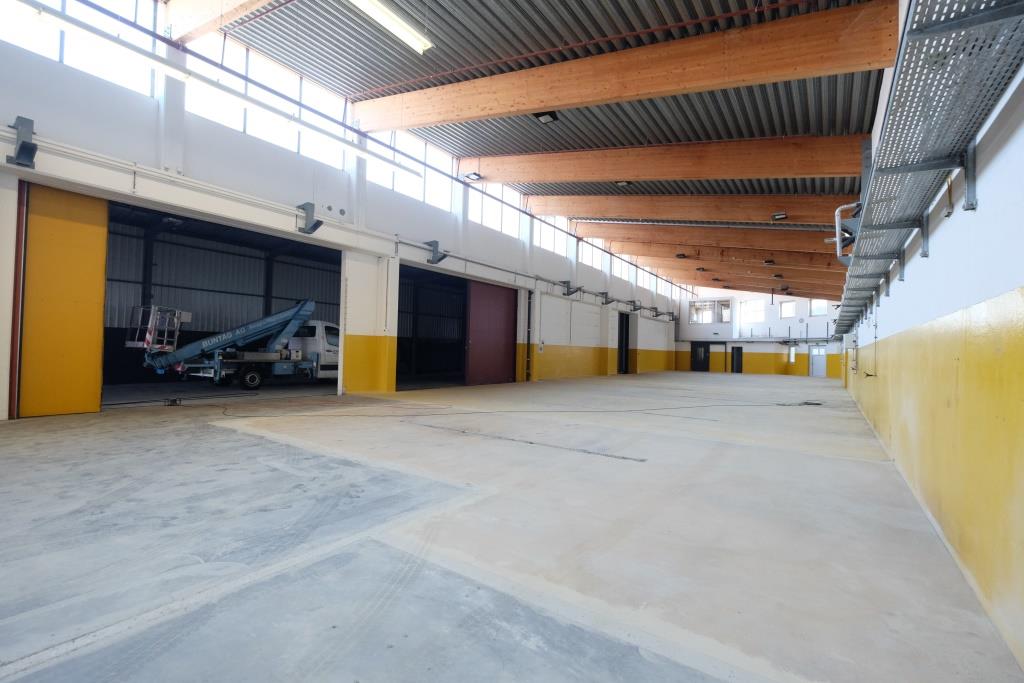 Lager-/ Produktionshalle mit Büroräumen