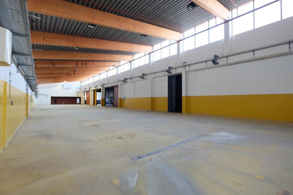 Lager-/ Produktionshalle mit Büroräumen