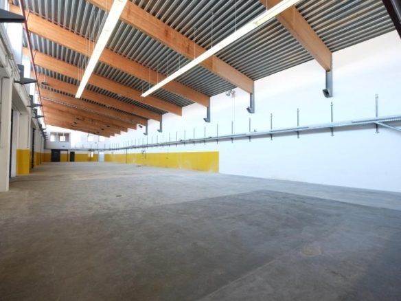 Lager-/ Produktionshalle mit Büroräumen