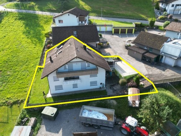 3-Familienhaus mit Einzelgaragen